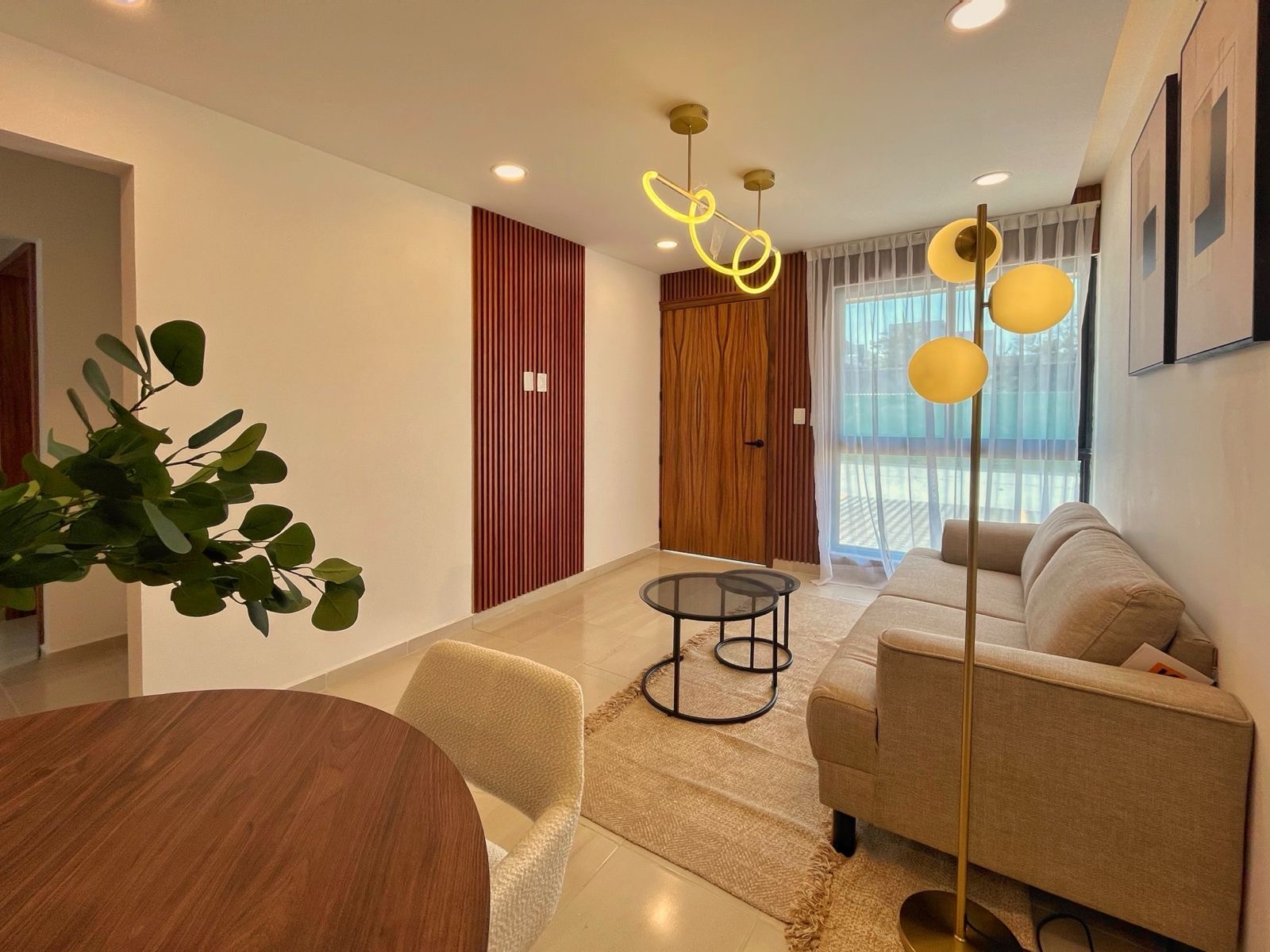 Sala contemporánea con iluminación cálida y carpintería de madera